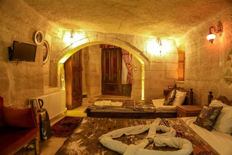 Deluxe Cave Suite (3 Adults)